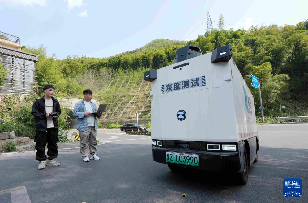 3377体育app浙江湖州：智能无人物流车上路测试(图3)